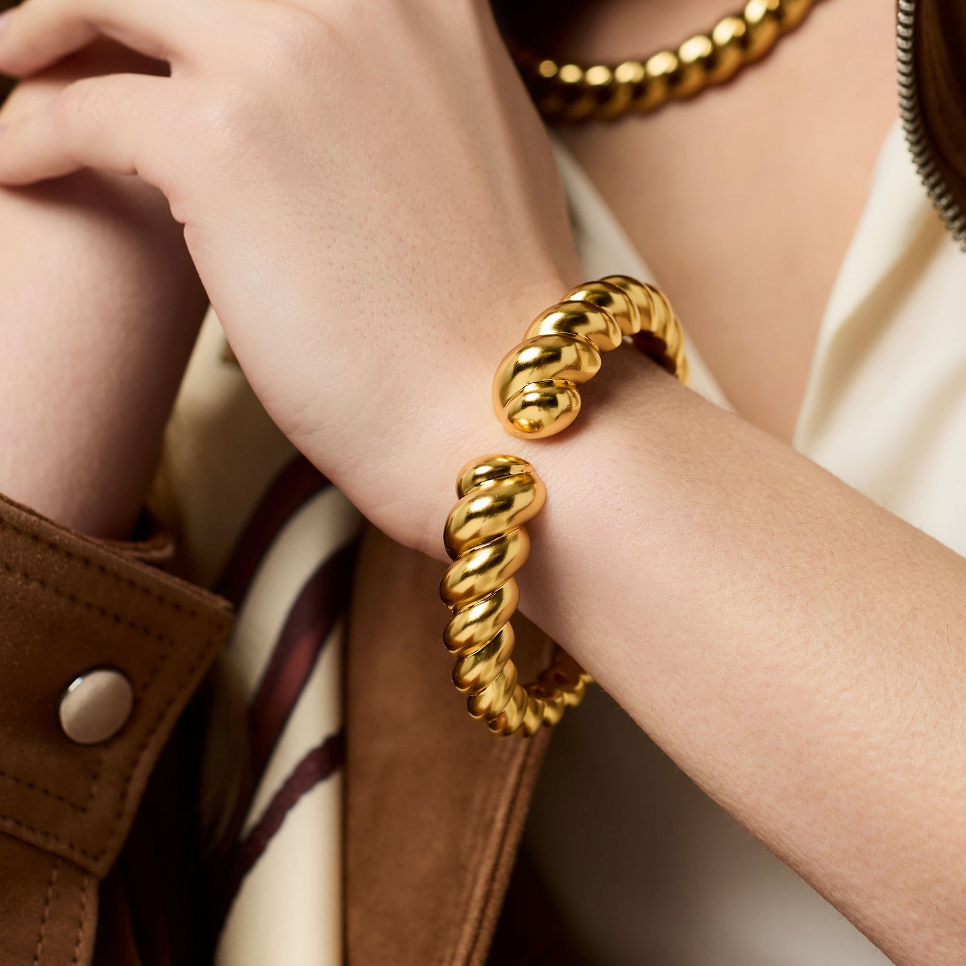Julie Vos Ravello Cuff in gold – view 2