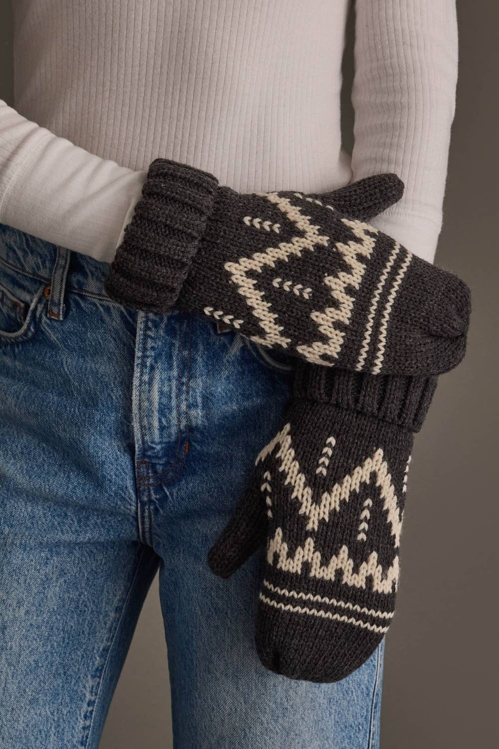 Charcoal & Beige Patterned Knit Mittens