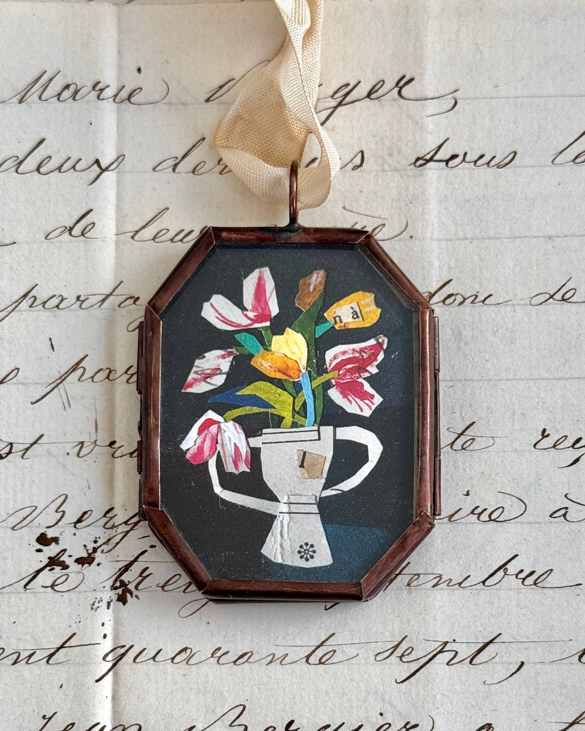 Maris Mirum Tulips en Trophe art locket by Brandie Stonge